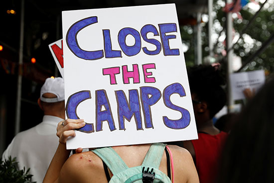 لافتة تدعو لإغلاق معسكرات اللاجئين