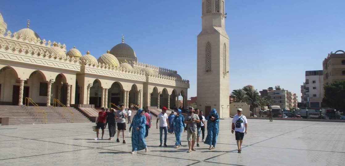 الأفواج السياحية تزور مسجد الميناء الكبير فى الغردقة (3)