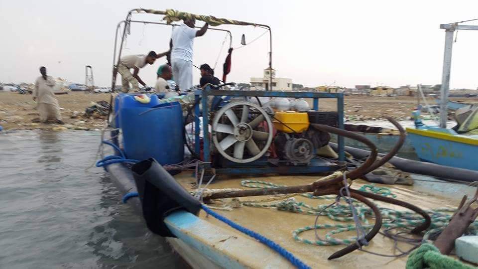 صور كارثة بيئية بالبحر الأحمر الصيادون يشكون من الصيد الجائر ويؤكدون هناك عصابات تصطاد الأسماك بالبنادق ومواد كيماوية سامة ويخربون البيئة البحرية ومدير المحميات سنفحص الأمر ومعاقبة المخالفين قانونا اليوم السابع