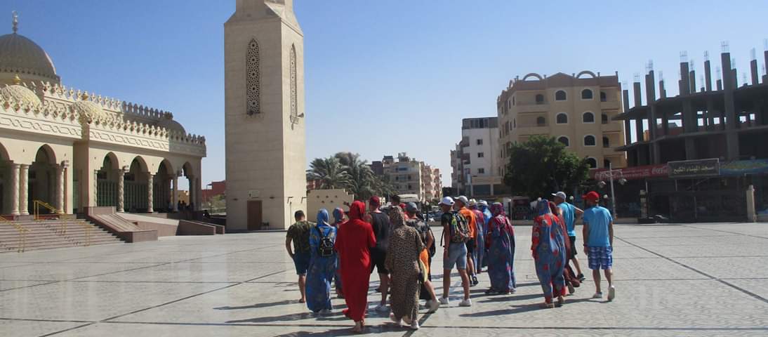 الأفواج السياحية تزور مسجد الميناء الكبير فى الغردقة (4)