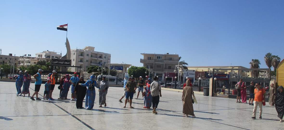 الأفواج السياحية تزور مسجد الميناء الكبير فى الغردقة (1)