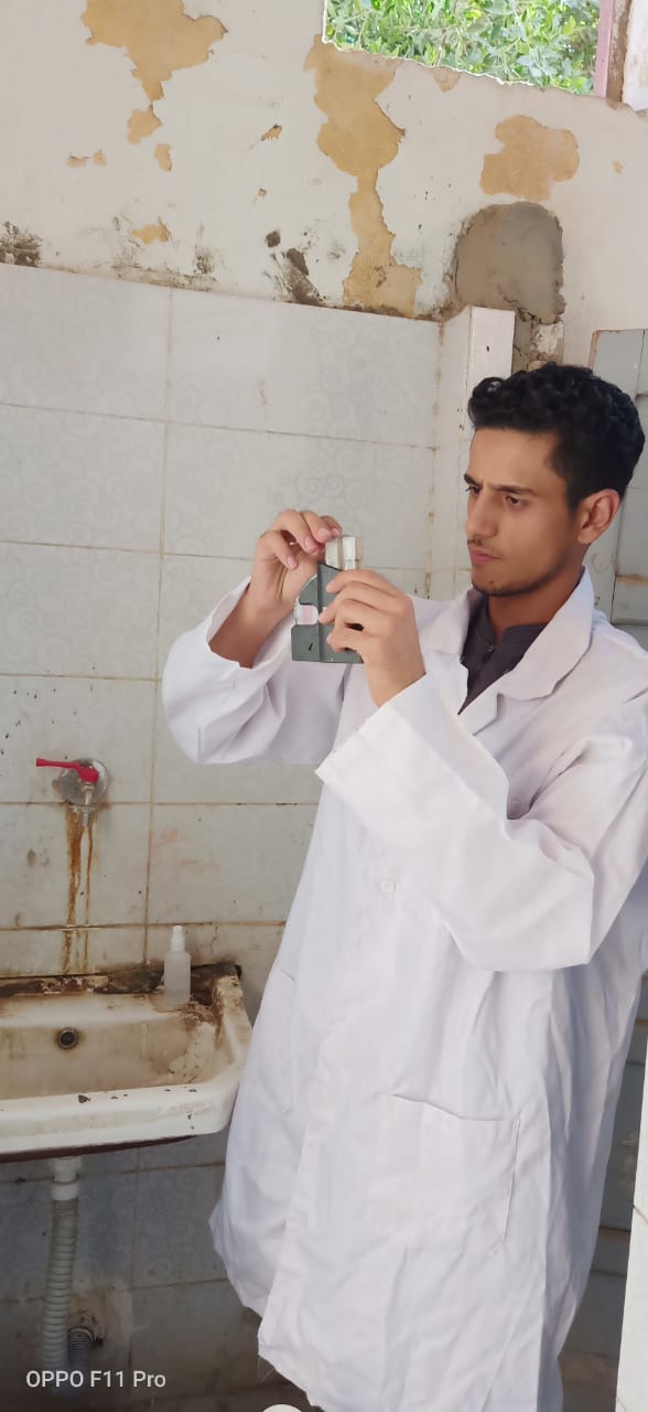 موظفو القابضة لمياه الشرب أثناء تحليل المياه وأخذ العينات  (2)