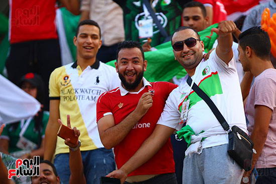 مشجع اهلاوي في مدرجات الجزائر