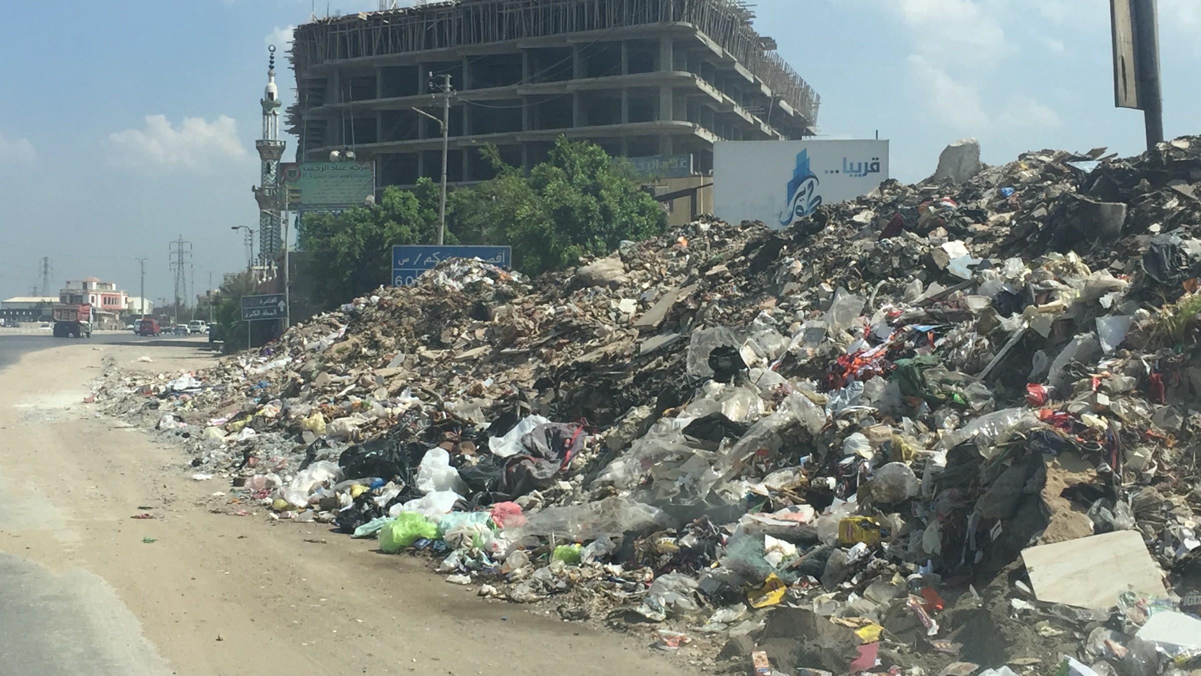 تحويل طريق طنطا القاهرة إلى مقلب للقمامة ومخلفات الهدم (1)