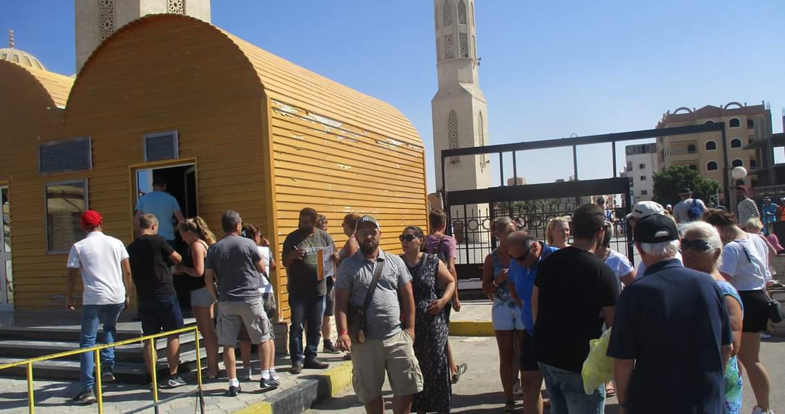 الأفواج السياحية تزور مسجد الميناء الكبير فى الغردقة (2)