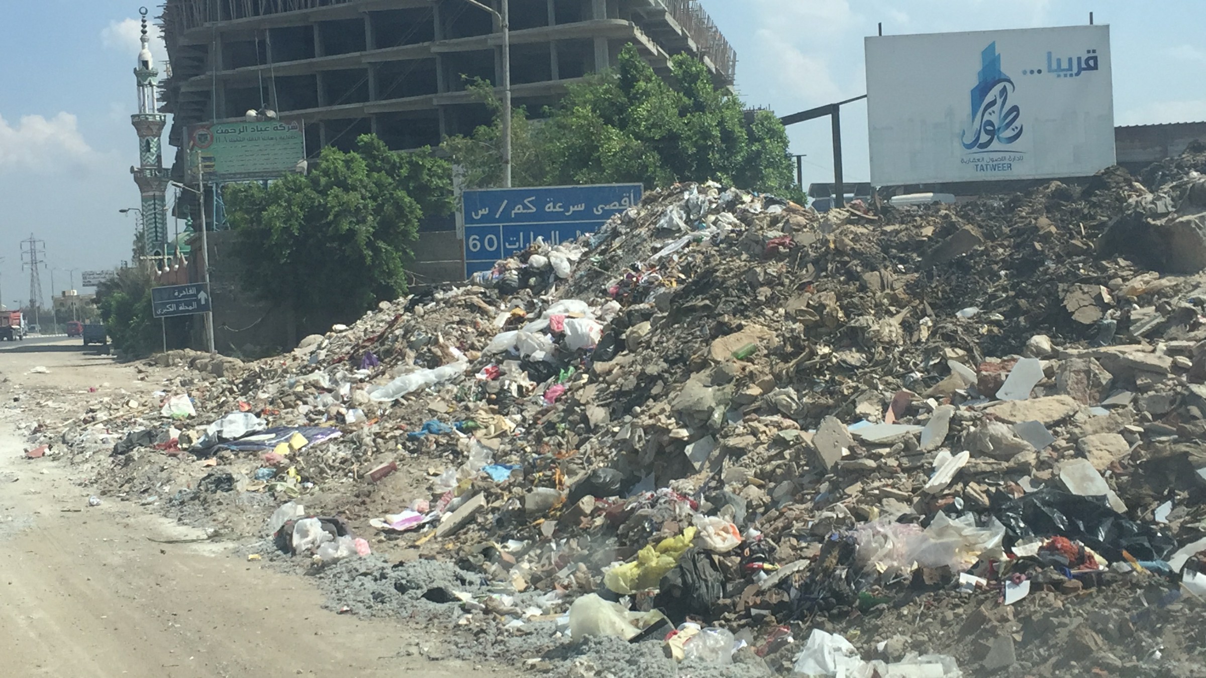 تحويل طريق طنطا القاهرة إلى مقلب للقمامة ومخلفات الهدم (2)