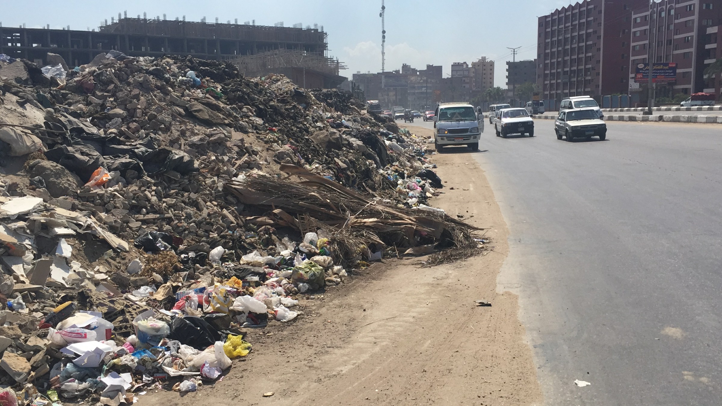 تحويل طريق طنطا القاهرة إلى مقلب للقمامة ومخلفات الهدم (6)