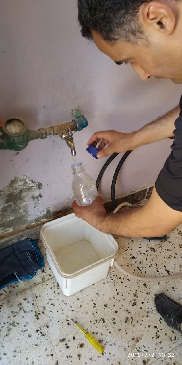 موظفو القابضة لمياه الشرب أثناء تحليل المياه وأخذ العينات  (5)