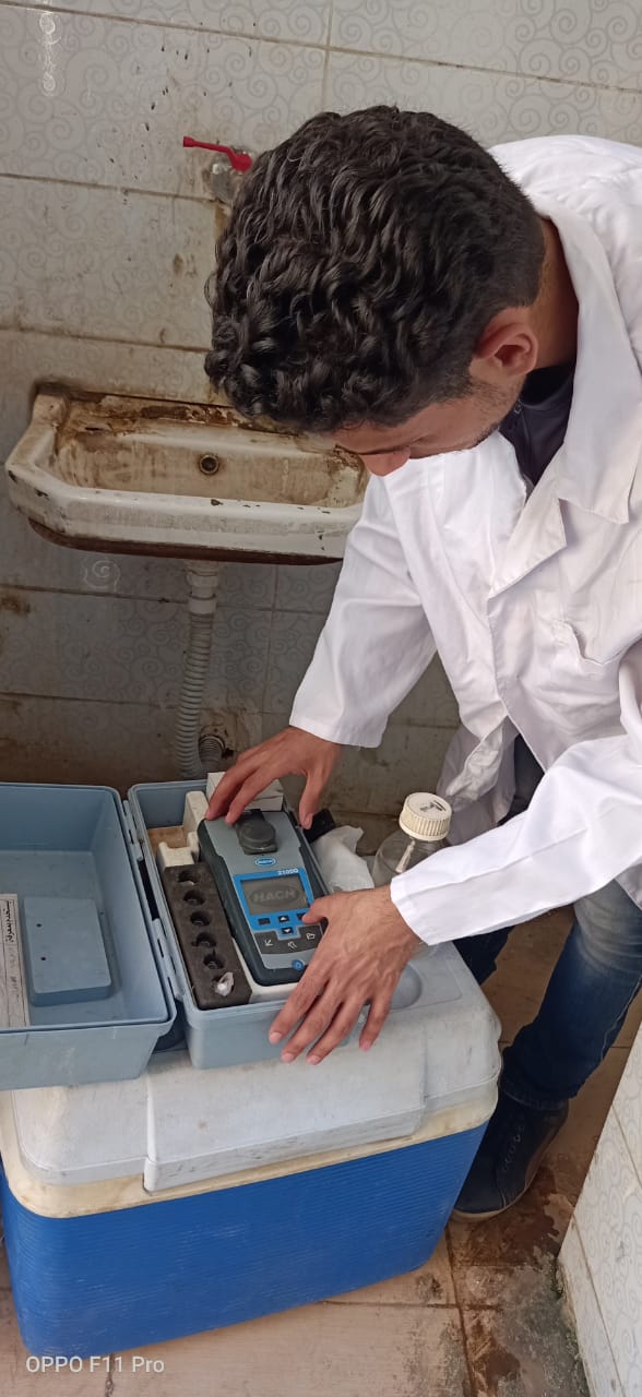 موظفو القابضة لمياه الشرب أثناء تحليل المياه وأخذ العينات  (3)