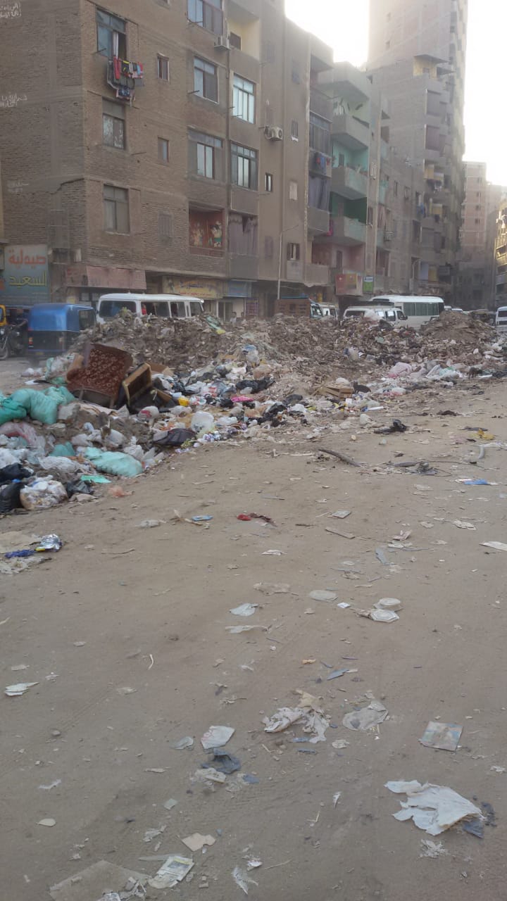 أكوام القمامة بالقرب من محطة مترو فيصل