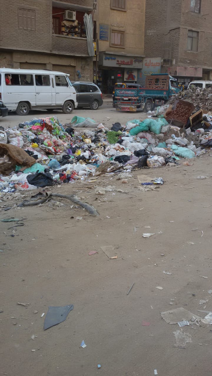 القمامة بالقرب من محطة مترو فيصل
