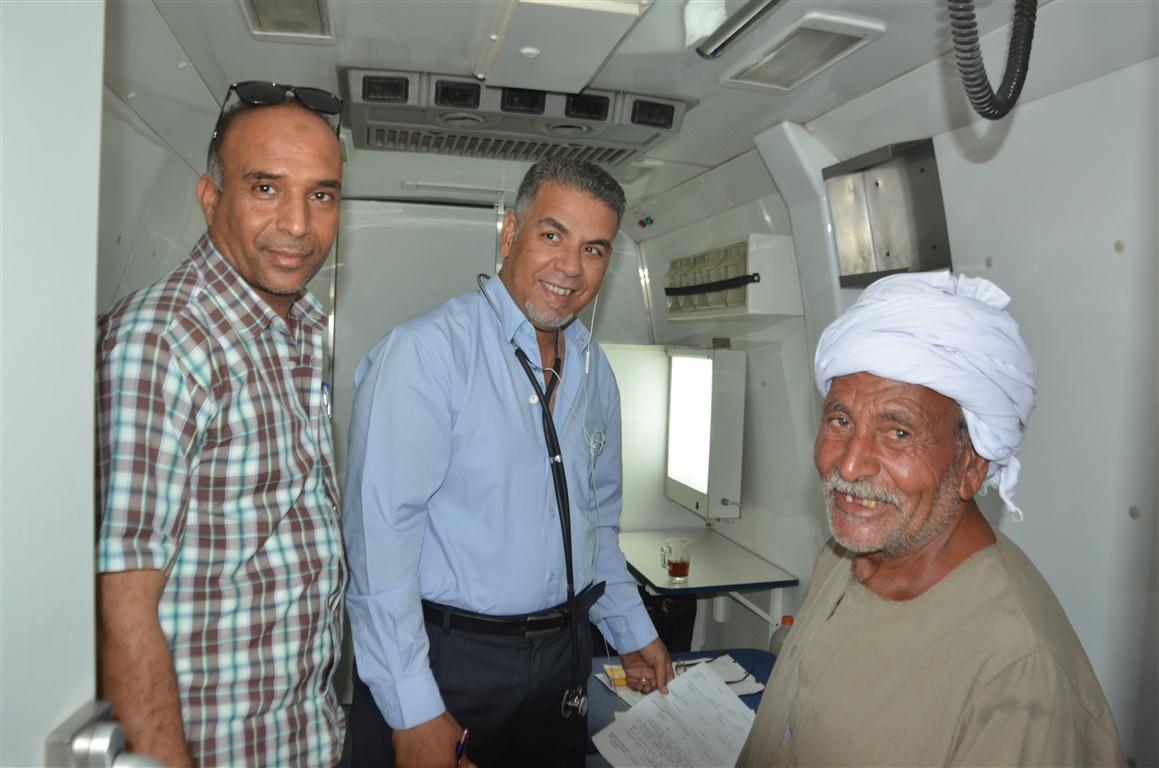 قافلة طبية تفحص أهالي قرية سطيح بمدينة إسنا في 8 تخصصات بالمجان جنوبي الأقصر (11)