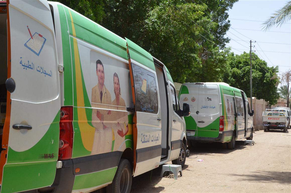 قافلة طبية تفحص أهالي قرية سطيح بمدينة إسنا في 8 تخصصات بالمجان جنوبي الأقصر (7)