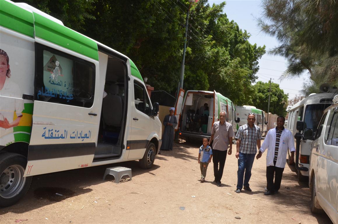 قافلة طبية تفحص أهالي قرية سطيح بمدينة إسنا في 8 تخصصات بالمجان جنوبي الأقصر (14)
