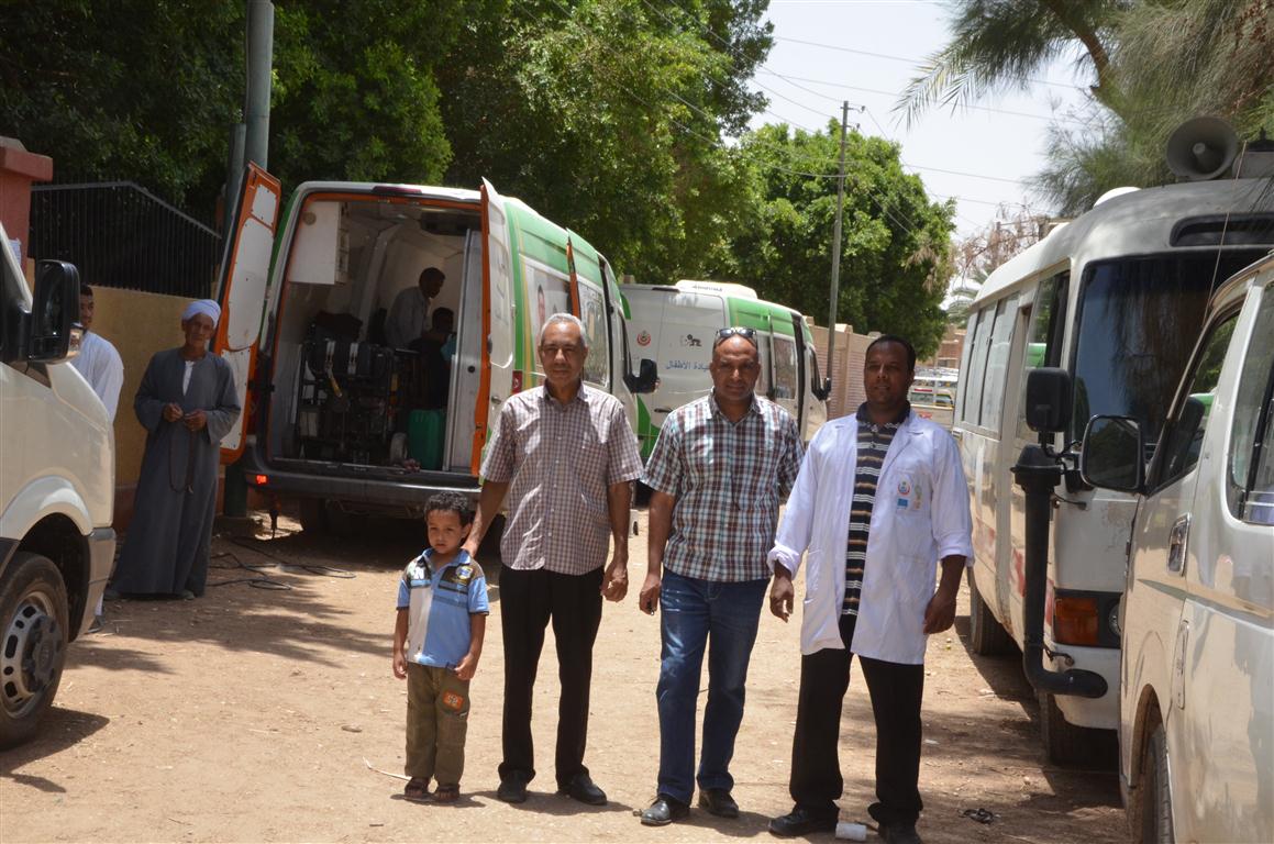 قافلة طبية تفحص أهالي قرية سطيح بمدينة إسنا في 8 تخصصات بالمجان جنوبي الأقصر (13)