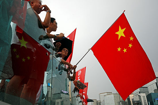المتظاهرون يرفعون أعلام هونج كونج