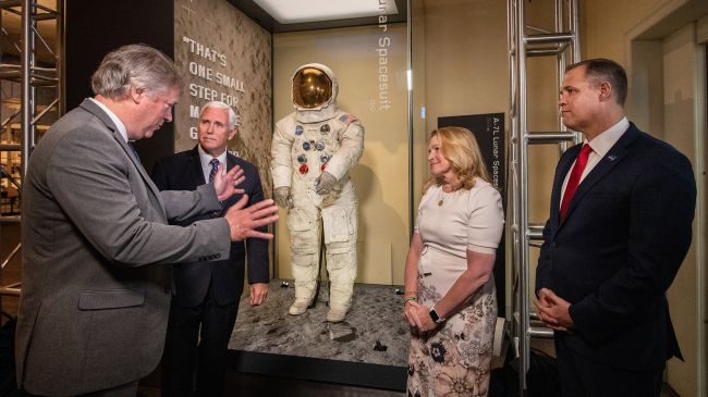 عرض بدلة ارمسترونج فى متحف الفضاء