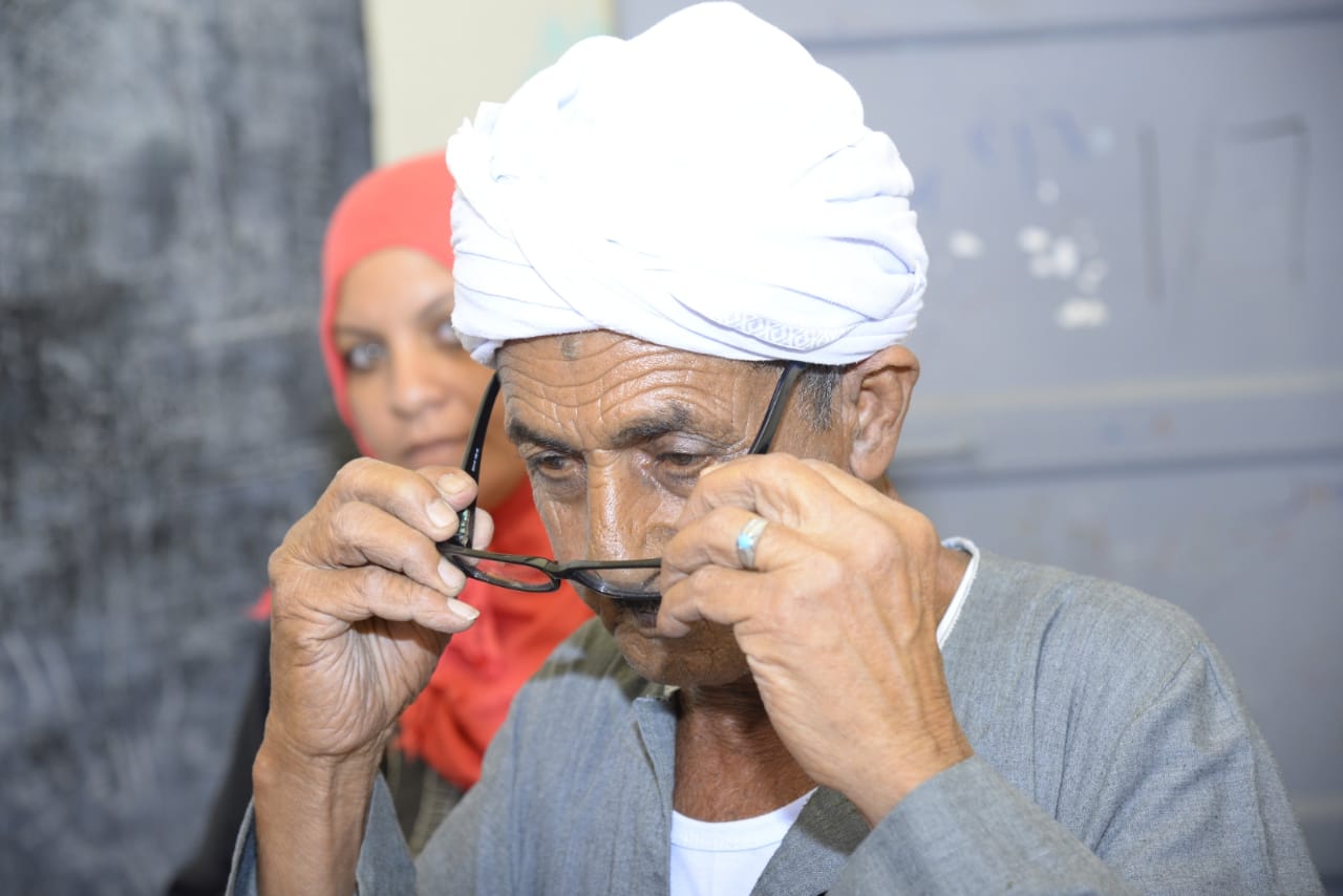 إنتهاء قافلة للكشف علي أمراض العيون وفحص 521 حالة وصرف 149 نظارة  (6)