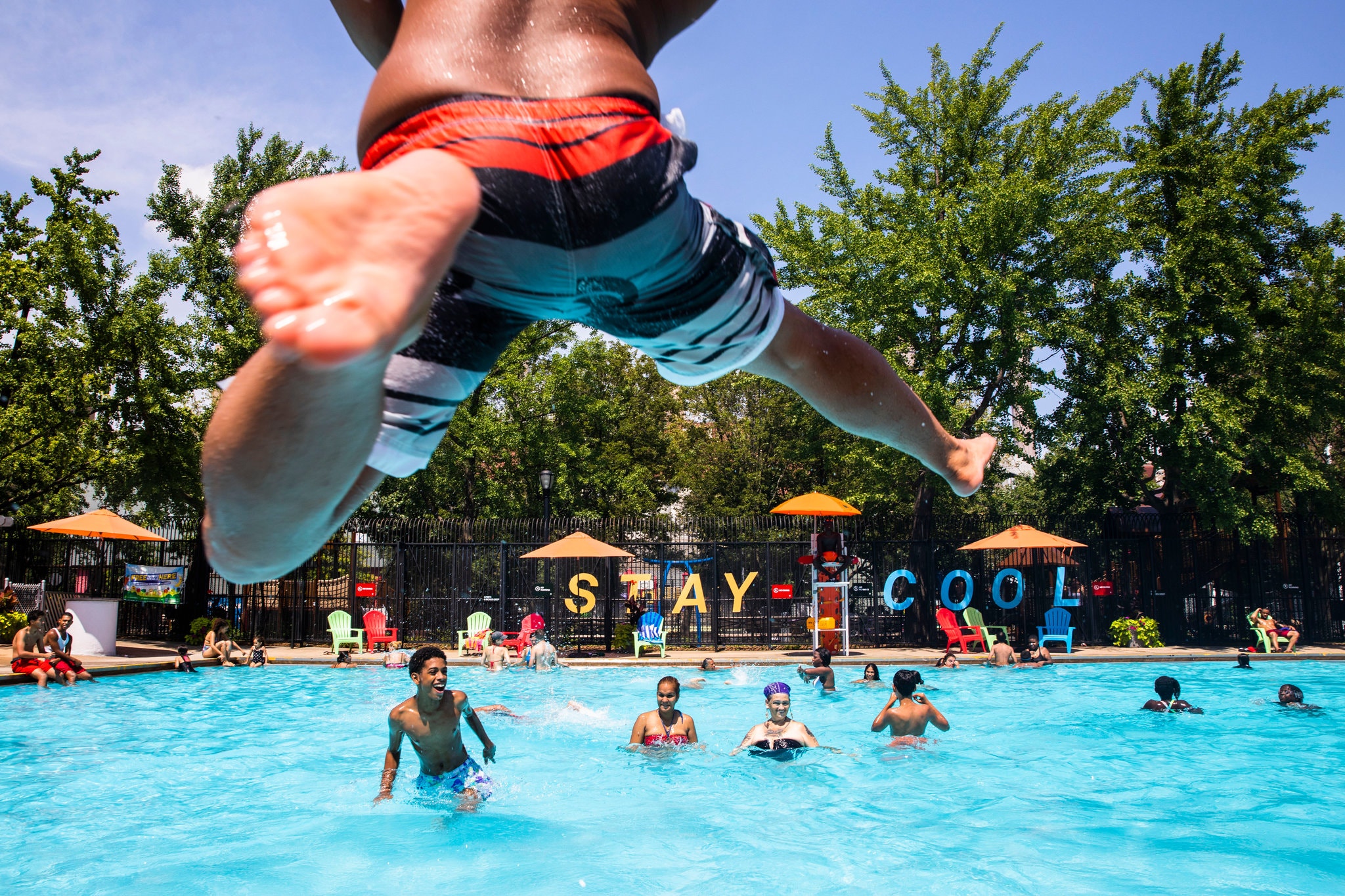 الامريكيون يلجأون لحمامات السباحة العامة هروبا من الحرارة