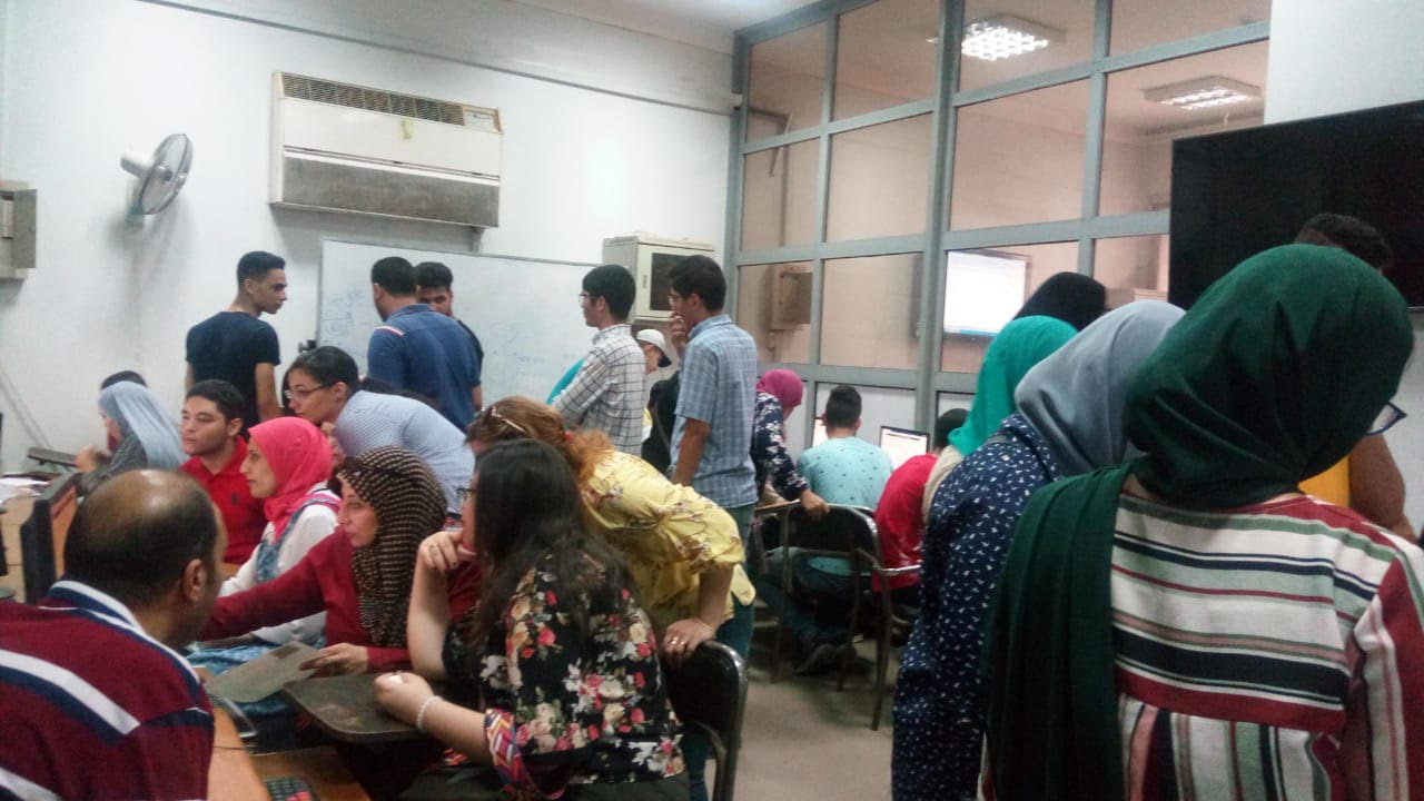 الطلاب بمكتب تنسيق جامعة بنها (1)