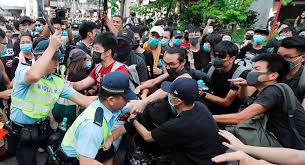 شرطة هونج كونج تشتبك مع محتجين
