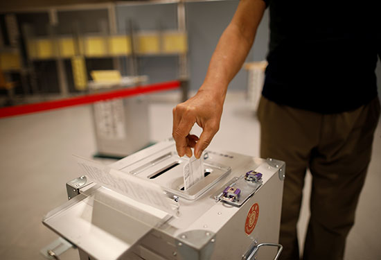 مواطن يابانى يدلى بصوته فى انتخابات مجلس الشيوخ الياباني في طوكيو