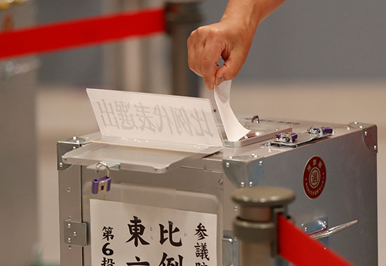 صندوق الاقتراع فى انتخابات مجلس الشيوخ الياباني في طوكيو