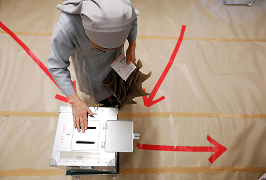 سيدة عجوز تدلى بصوتها فى انتخابات مجلس الشيوخ الياباني في طوكيو