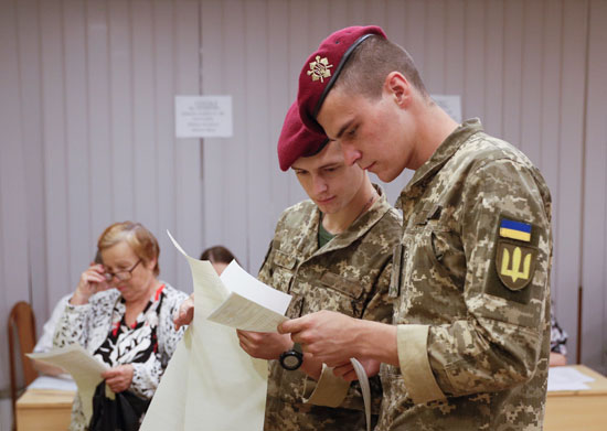جنود-أوكرانيون-بمراكز-الاقتراع