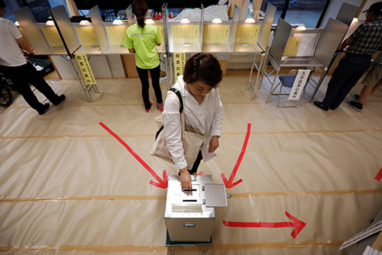 ناخبة تدلى بصوتها فى انتخابات مجلس الشيوخ الياباني في طوكيو
