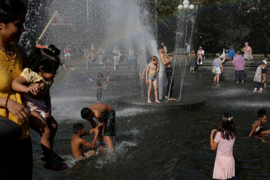 Citizens play water fountain in Washington
