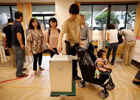 مركز تصويت أثناء انتخابات مجلس الشيوخ الياباني في طوكيو