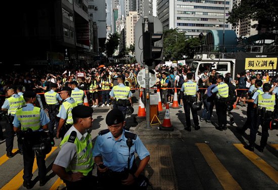 شرطة-هونج-كونج-وسط-الاحتجاجات