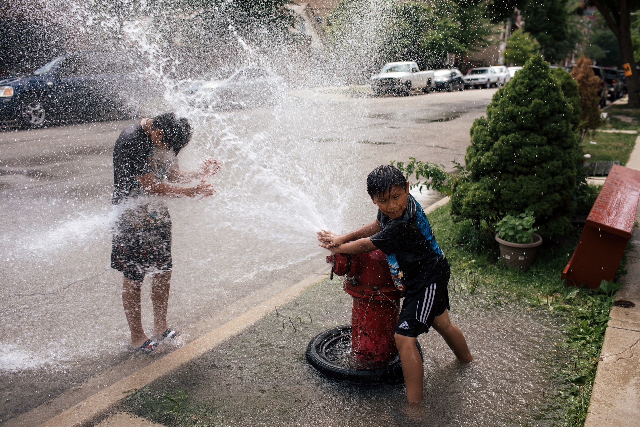 اطفال يتناوبون الرش بالمياه فى شيكاغو