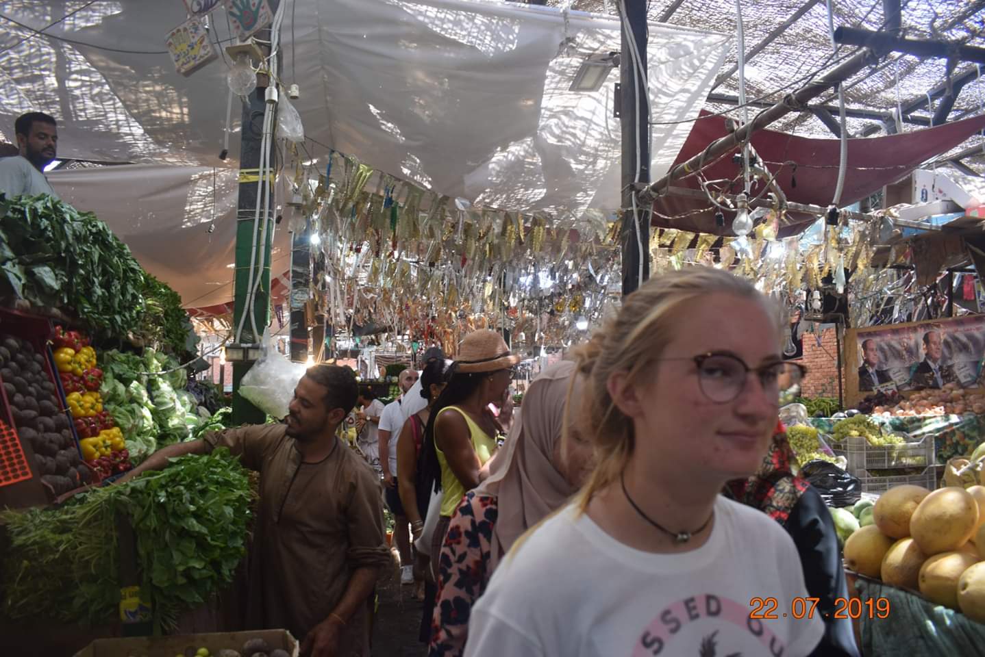 الوفود السياحية تزور سوق الخضار بالغردقة (5)