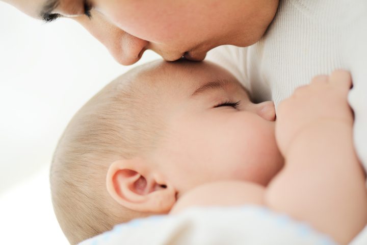 الرضاعة الطبيعية تخلق الحب بين الام وطفلها