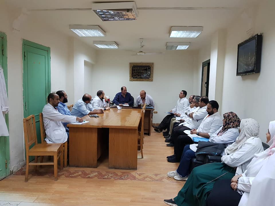 جانب من اجتماع الهيئة الطبية لمستشفى حميات بنها  (2)