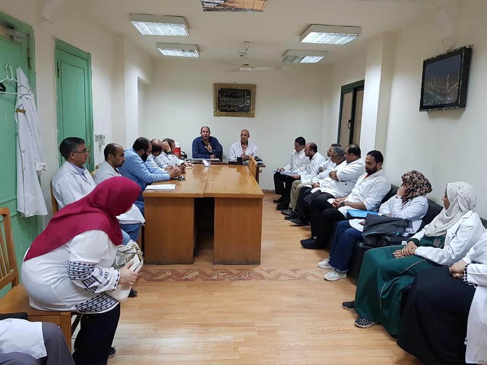 جانب من اجتماع الهيئة الطبية لمستشفى حميات بنها  (4)