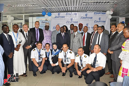 مطار دوالا يحتفل باستقبال أولى رحلات مصر للطيران (2)