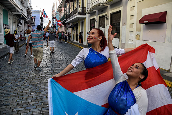 متظاهرات يرفعن علم بورتوريكو