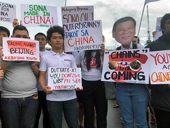 لافتات مناهضة للرئيس الفلبينى