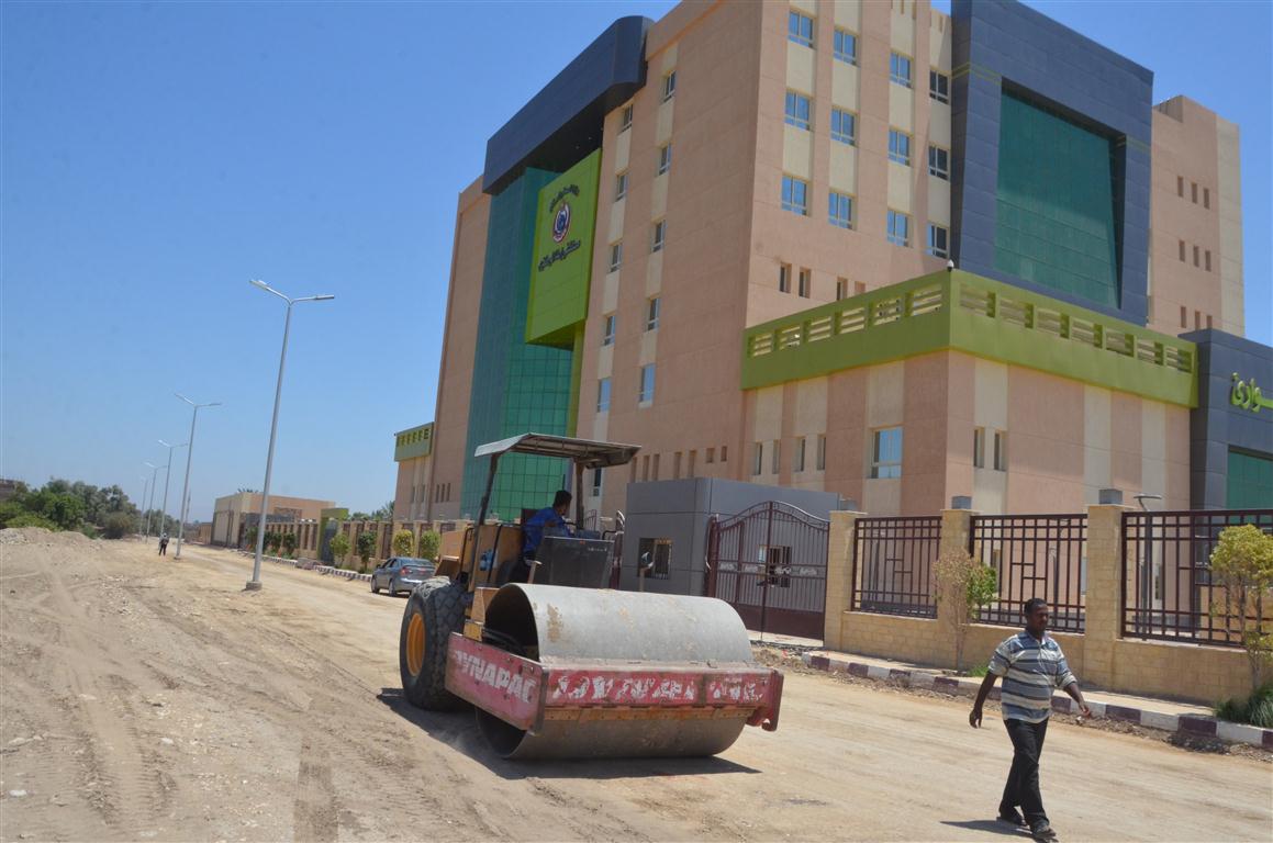 أعمال رصف الطريق المؤدى لمستشفى إسنا الجديدة (1)