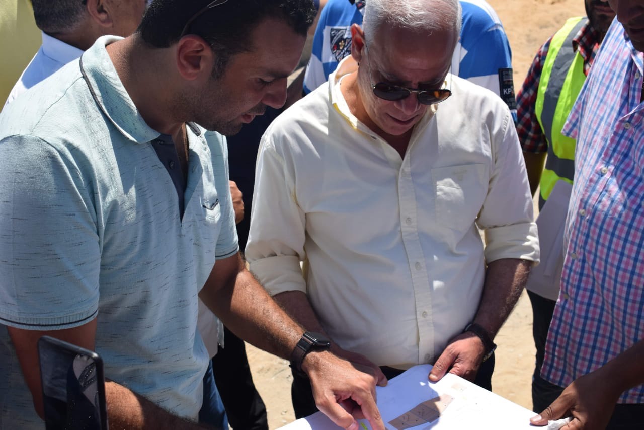 محافظ بورسعيد يتفقد العمل بكورنيش قناة الاتصال الجديدة (1)