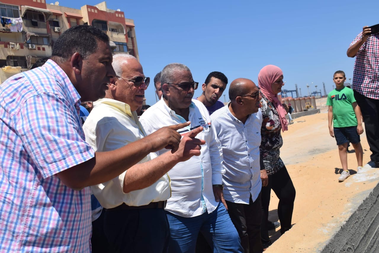 محافظ بورسعيد يتفقد العمل بكورنيش قناة الاتصال الجديدة (5)
