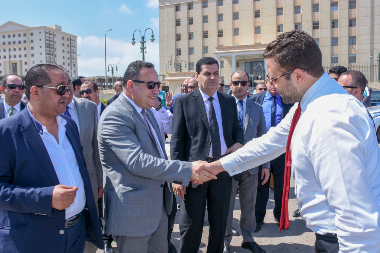 محافظ الإسكندرية ورئيس جهاز حماية المستهلك يتفقدان سيارات الضبطية القضائية للجهاز (1)