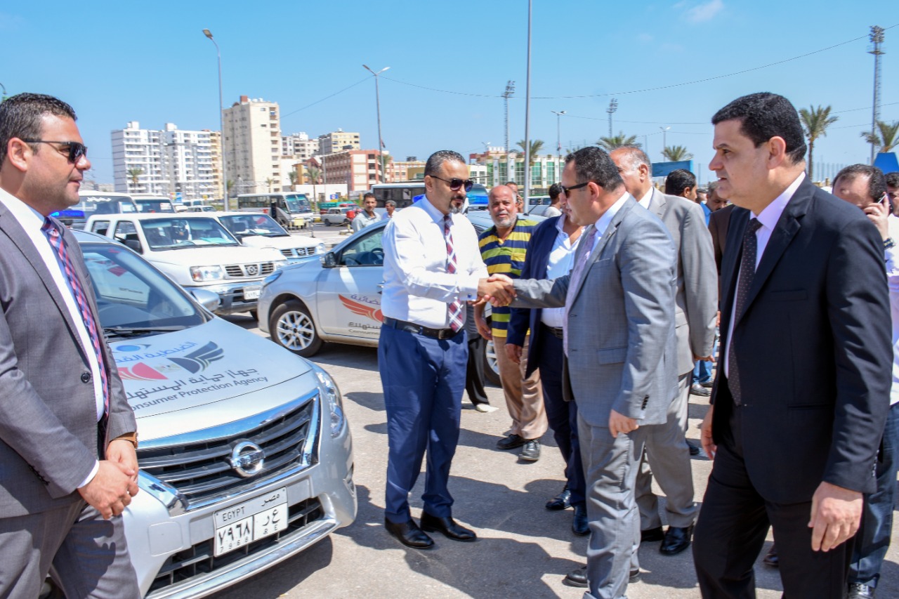 محافظ الإسكندرية ورئيس جهاز حماية المستهلك يتفقدان سيارات الضبطية القضائية للجهاز (2)