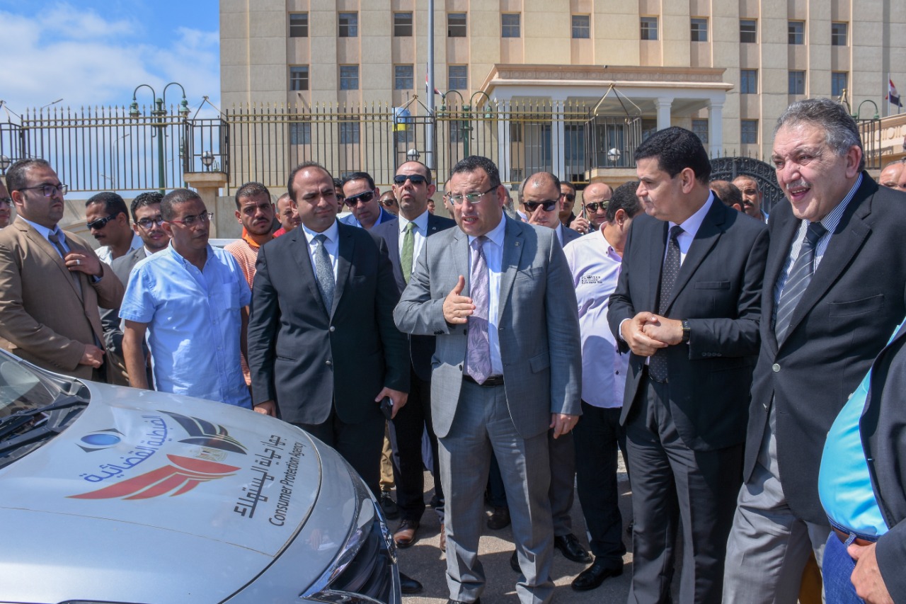 محافظ الإسكندرية ورئيس جهاز حماية المستهلك يتفقدان سيارات الضبطية القضائية للجهاز (3)
