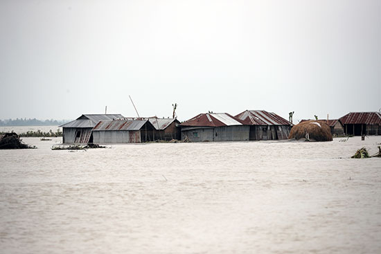 السيول تهيمن على الحياة فى بنجلاديش ونيبال