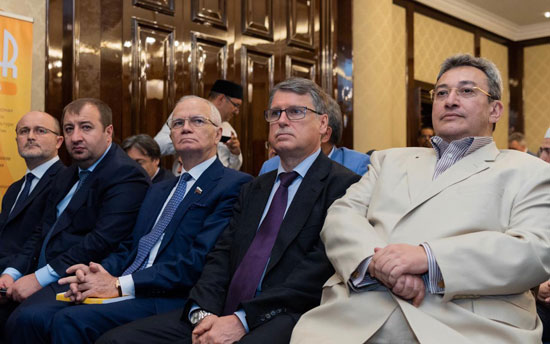 ممثلو الرئاسة الروسية وقيادات البرلمان خلال حضورهم المناسبة