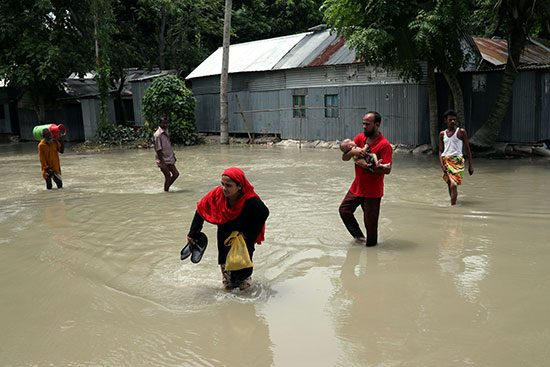 معاناة المواطنين فى بنجلاديش جراء السيول